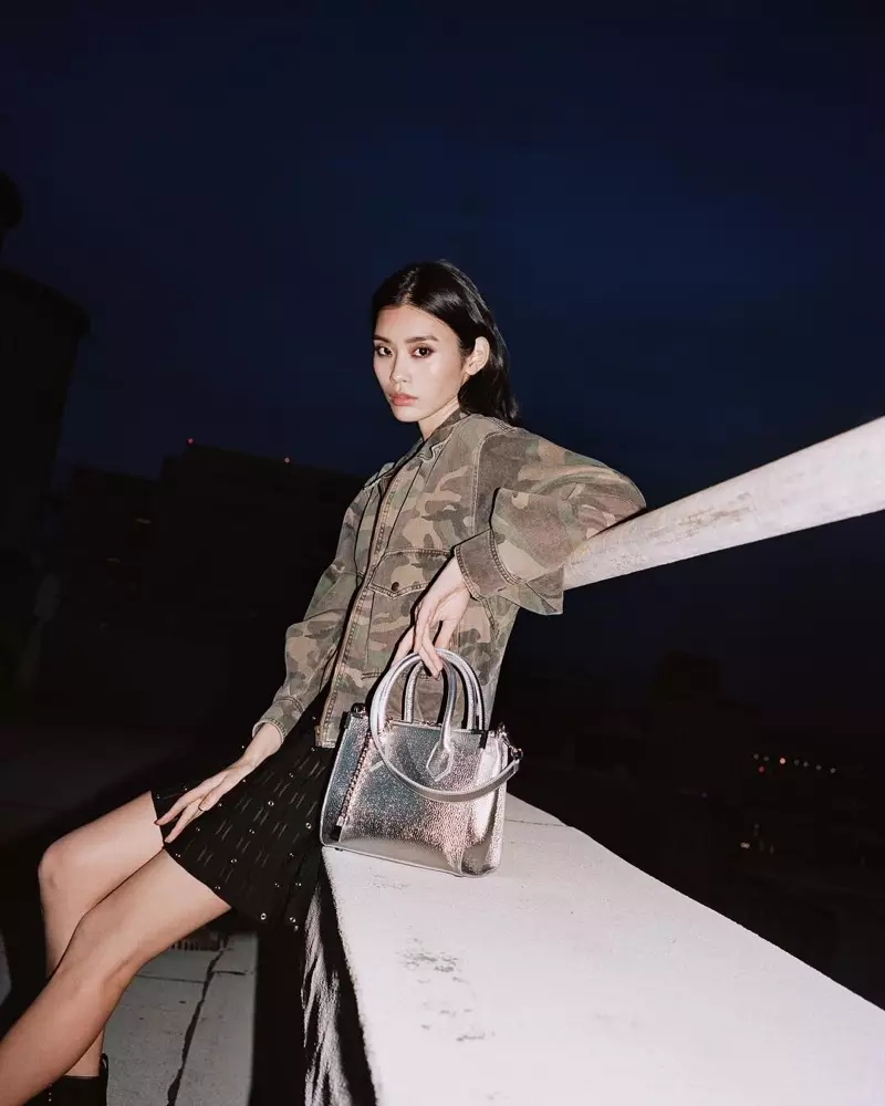 Ming Xi modeloj Ming de The Kooples sako en arĝento