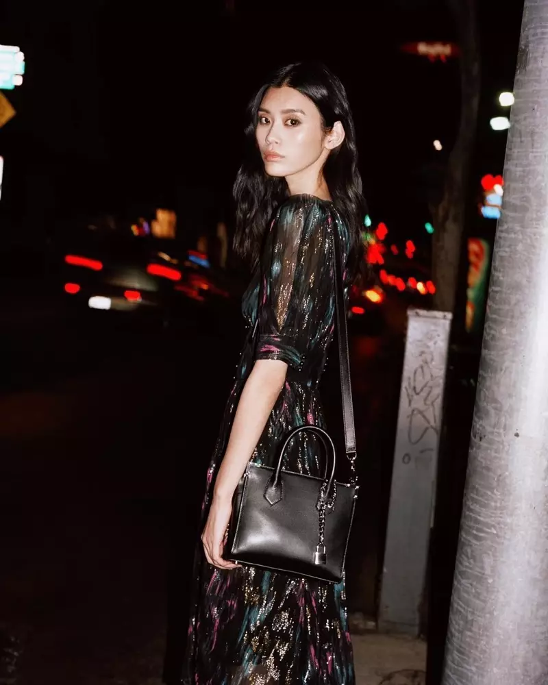 Ming Xi pose dans la campagne printemps 2019 de Ming by The Kooples