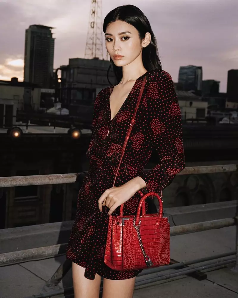 Ming Xi anaonyesha ushirikiano wa mfuko wa The Kooples katika toleo jekundu