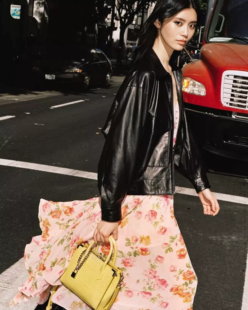 Ming Xi poserer med The Kooples taske-samarbejde i gult