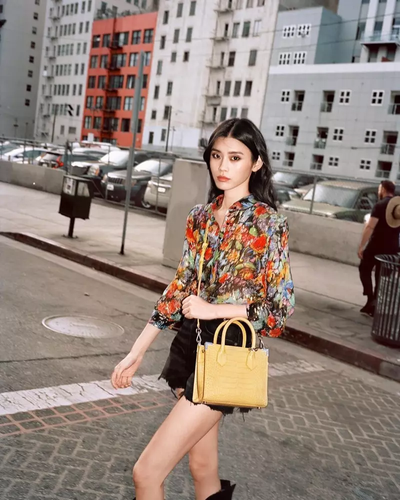 Modelo Ming Xi colabora com a marca francesa The Kooples na coleção de bolsas primavera 2019