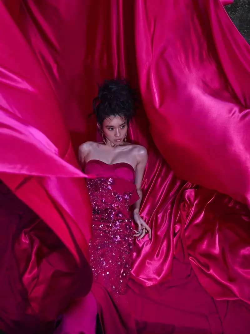 Ming Xi forbløffer i elegante designs til Harper's Bazaar Vietnam