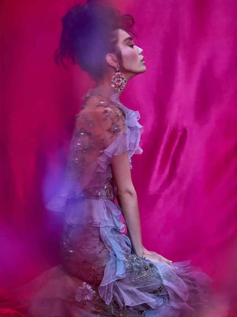 Ming Xi forbløffer i elegante designs til Harper's Bazaar Vietnam