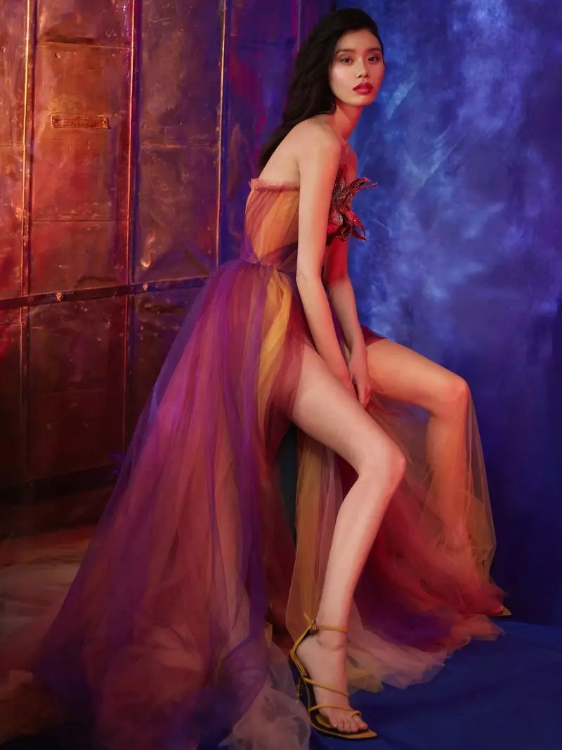 Ming Xi Syfrdanu mewn Dyluniadau Cain ar gyfer Harper's Bazaar Vietnam