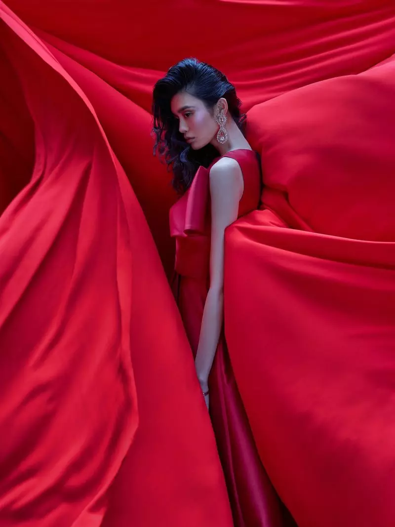 Ming Xi uimastab elegantse disainiga Vietnami Harper's Bazaar jaoks