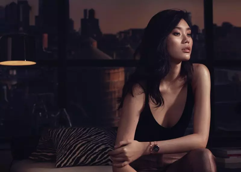 Ming Xi modell a Daniel Wellington karórakampány előtt áll