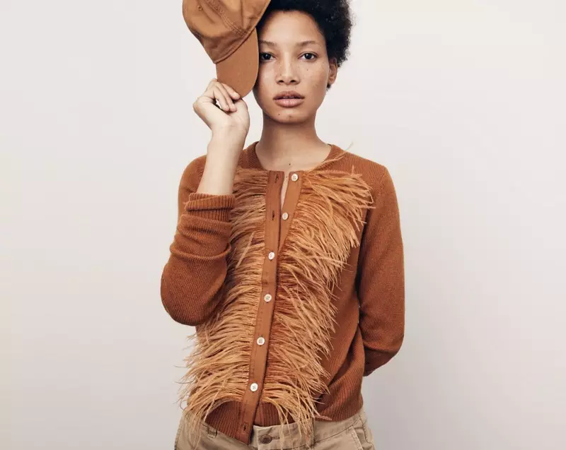 J. Crew Crewneck ካርዲጋን ሹራብ ከላባ ትሪም ጋር፣ የወንድ ጓደኛ ቺኖ ፓንት እና ዋላስ እና ባርነስ ዳክ የሸራ ኳስ ካፕ