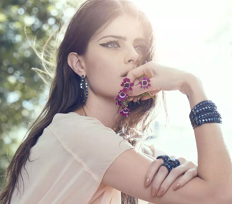 Isabeli Fontana posa con flores en la campaña Primavera 2013 de Vivara Jewelry