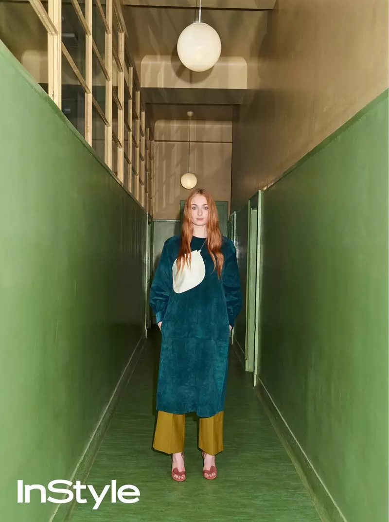 Sophie Turner poartă tunică, geantă și pantaloni Celine