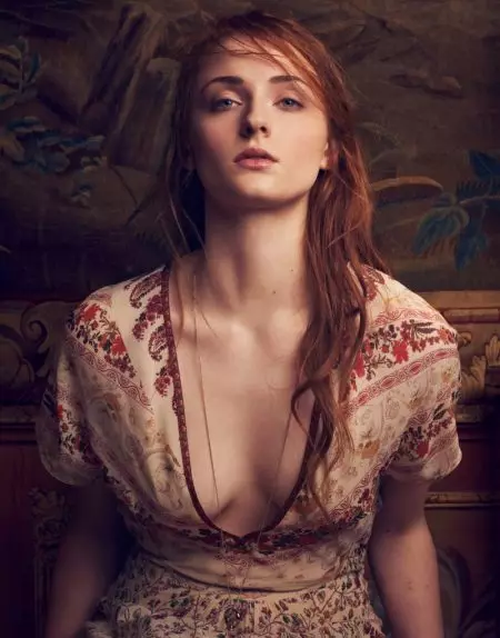 Caitheann Sophie Turner ó Game of Thrones na Breathnaíonn is Rómánsúla san Edit