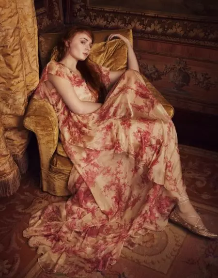 Sophie Turner de Game of Thrones Portas la Plej Romantikajn Aspektojn en La Redakcio