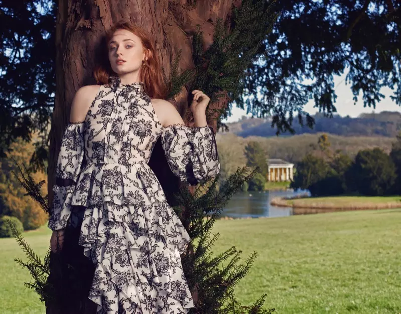 Sophie Turner poses nyob rau hauv lub Erdem sab saum toj nrog qhib xub pwg thiab txuam tiab featuring ruffles