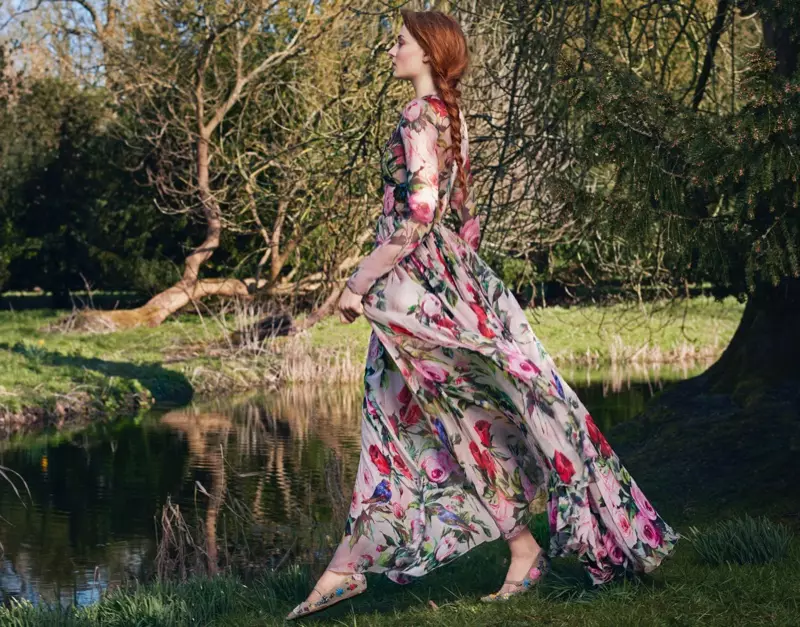 Semblant que caminava per l'aire, Sophie Turner posa amb un vestit d'estampat floral de Dolce & Gabbana amb unes sabates planes adornades de Tabitha Simmons.