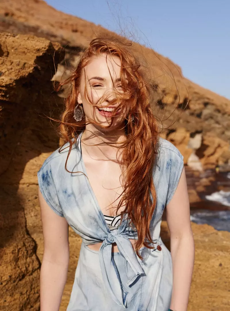 Caitheann Sophie Turner gúna fillte denim le dath comhionannas vótaí ASOS, barr geansaí agus cluaise fonsa