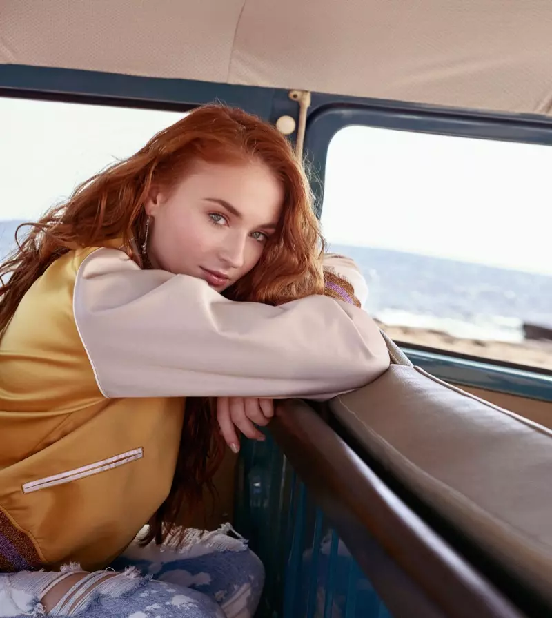 Sophie Turner פּאָוזאַז אין ASOS קראַפּט באָמבער רעקל