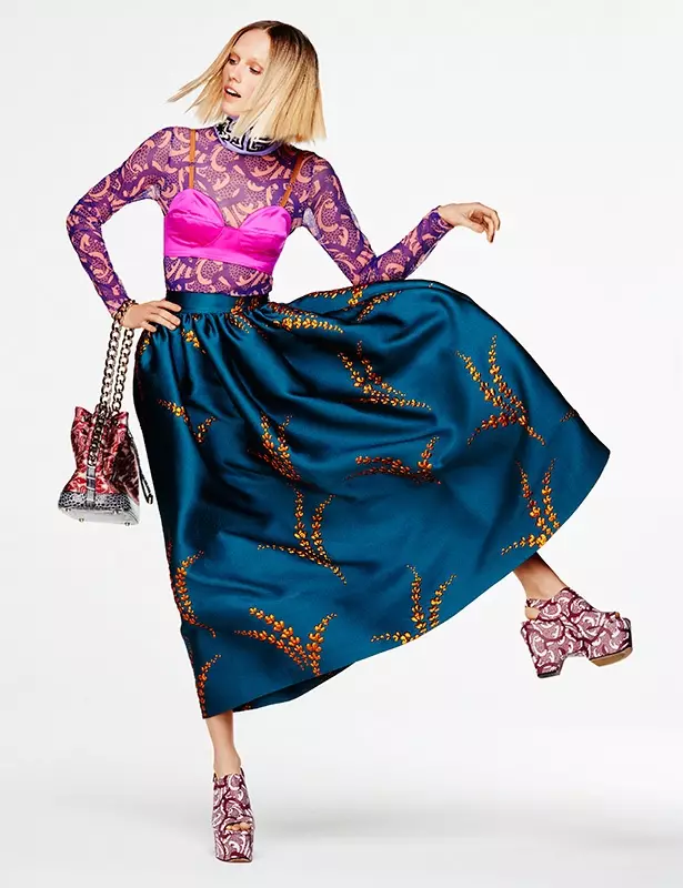 POSE OFF: Tosca komt in beweging in een Dries Van Noten bh-topje, rok en shirt met print