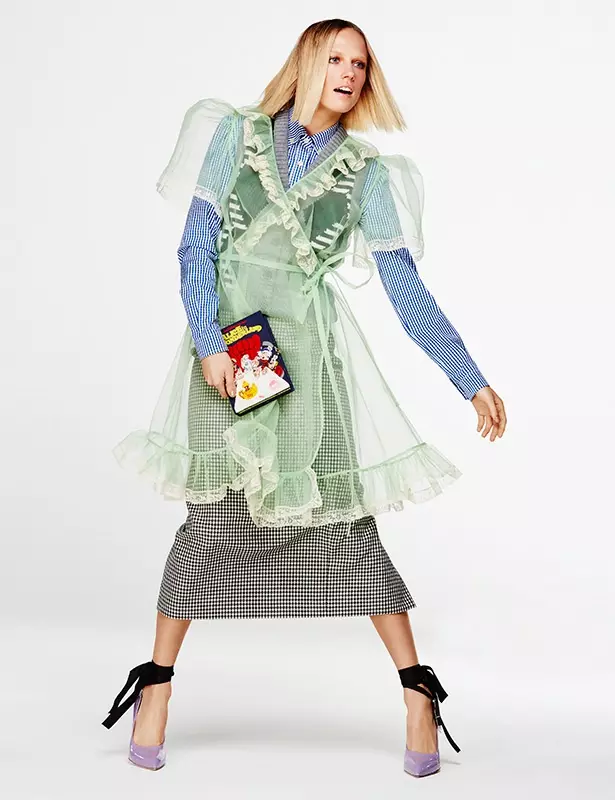 LADYLIKE LAYERING: Tosca slaan die ateljee in 'n Miu Miu-ensemble