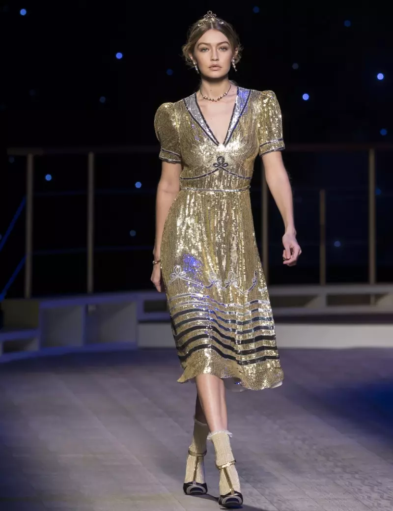 Gigi Hadid na-eje ije na runway na ihe ngosi ọdịda-oyi 2016 nke Tommy Hilfiger na New York Fashion Week. Foto: Ovidiu Hruaru / Shutterstock.com