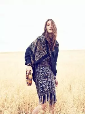 Josephine Le Tutour Models Folk Style por Neiman Marcus