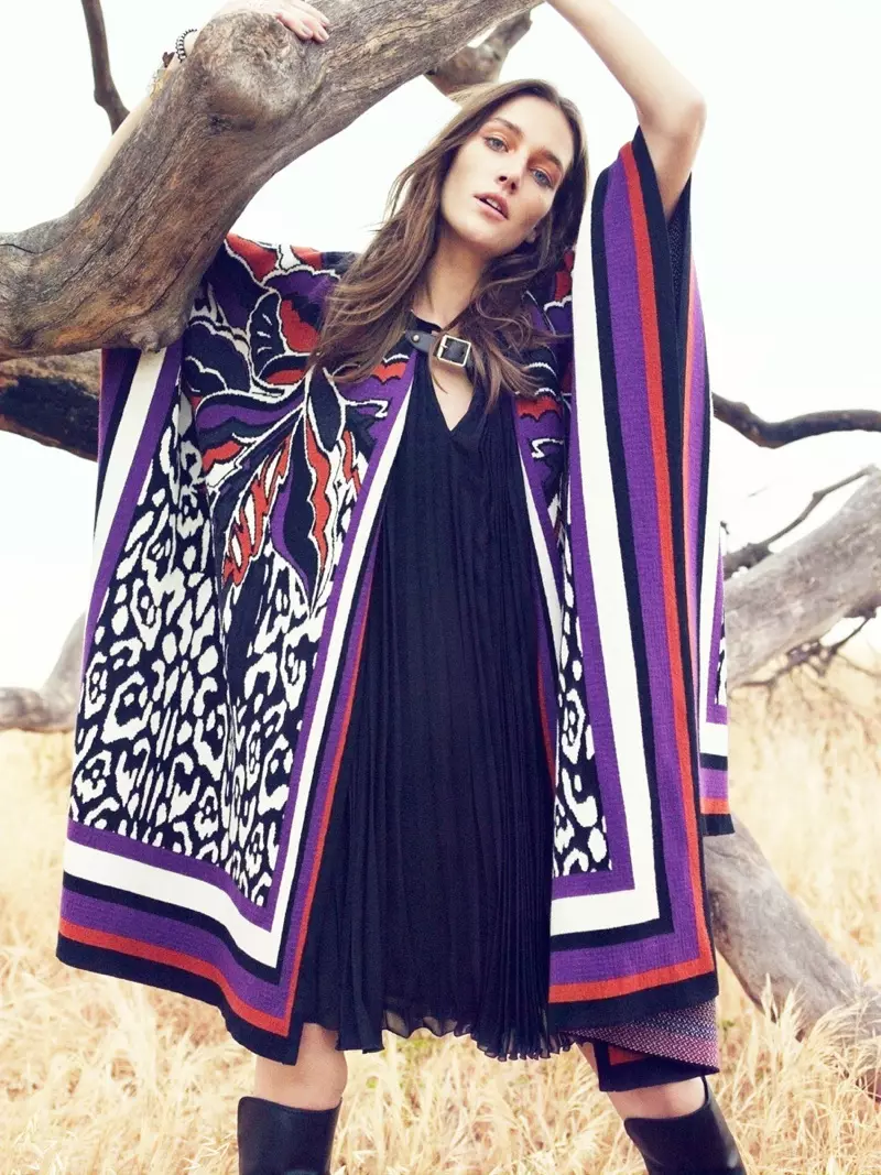 Mae Josephine yn modelu poncho Just Cavalli a ffrog ddu