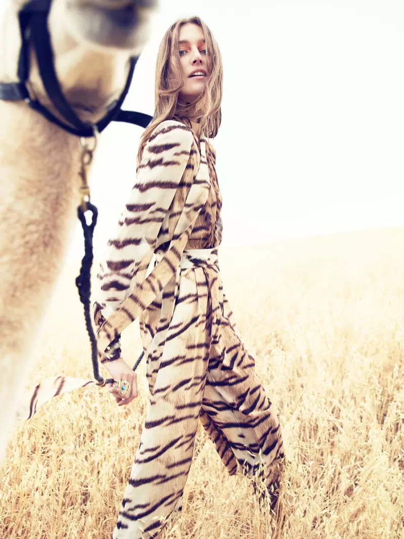 A modelo posa em look Roberto Cavalli com animal print