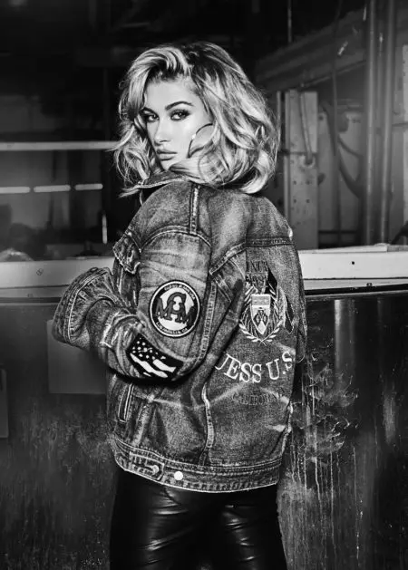 Hailey Baldwin Smolders in de 35e verjaardagscampagne van Guess