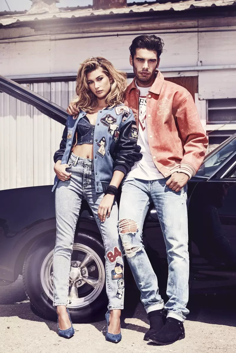 Model Hailey Baldwin smult in de 35e verjaardagscampagne van Guess