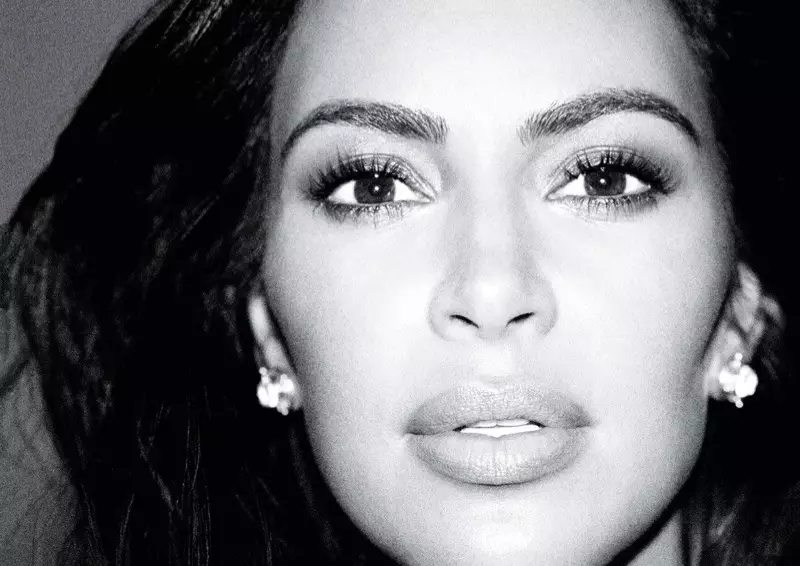 Kim Kardashian Elizabeth Lock sirg'alarini modellashtiradi