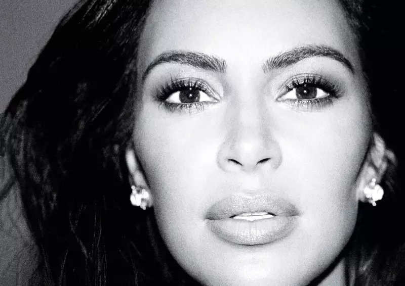 Kim Kardashian พร้อมสำหรับการโคลสอัพของเธอใน Allure