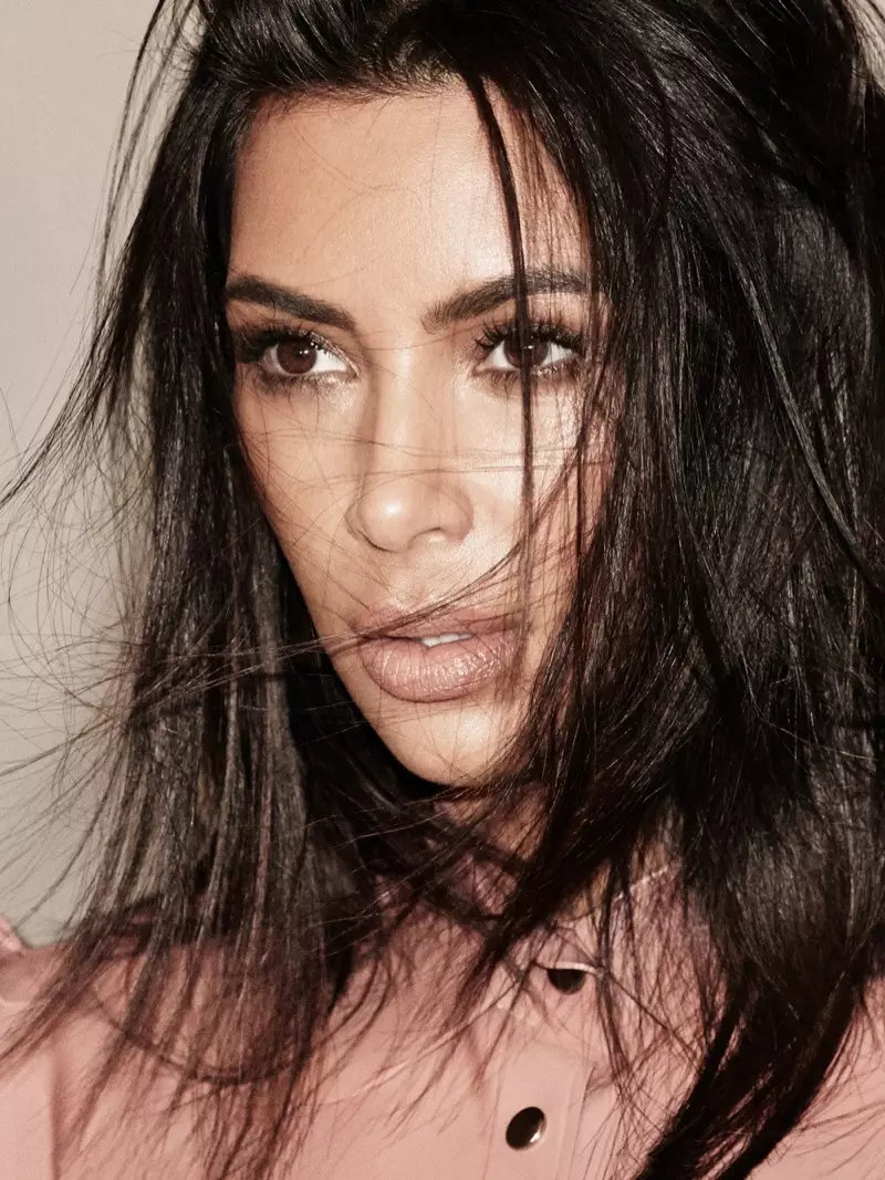 Tartibsiz soch turmagi bilan Kim Kardashian Ktsuko Kudo lateks to'plamida suratga tushmoqda