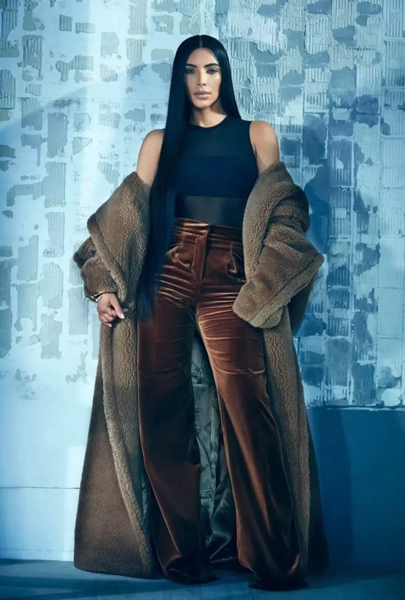 Menutupi, Kim Kardashian berpose dengan jas dan celana panjang Max Mara