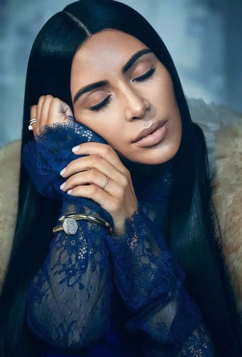 Kim Kardashian anapata ukaribu wake katika koti ya lace ya Off-White na mavazi