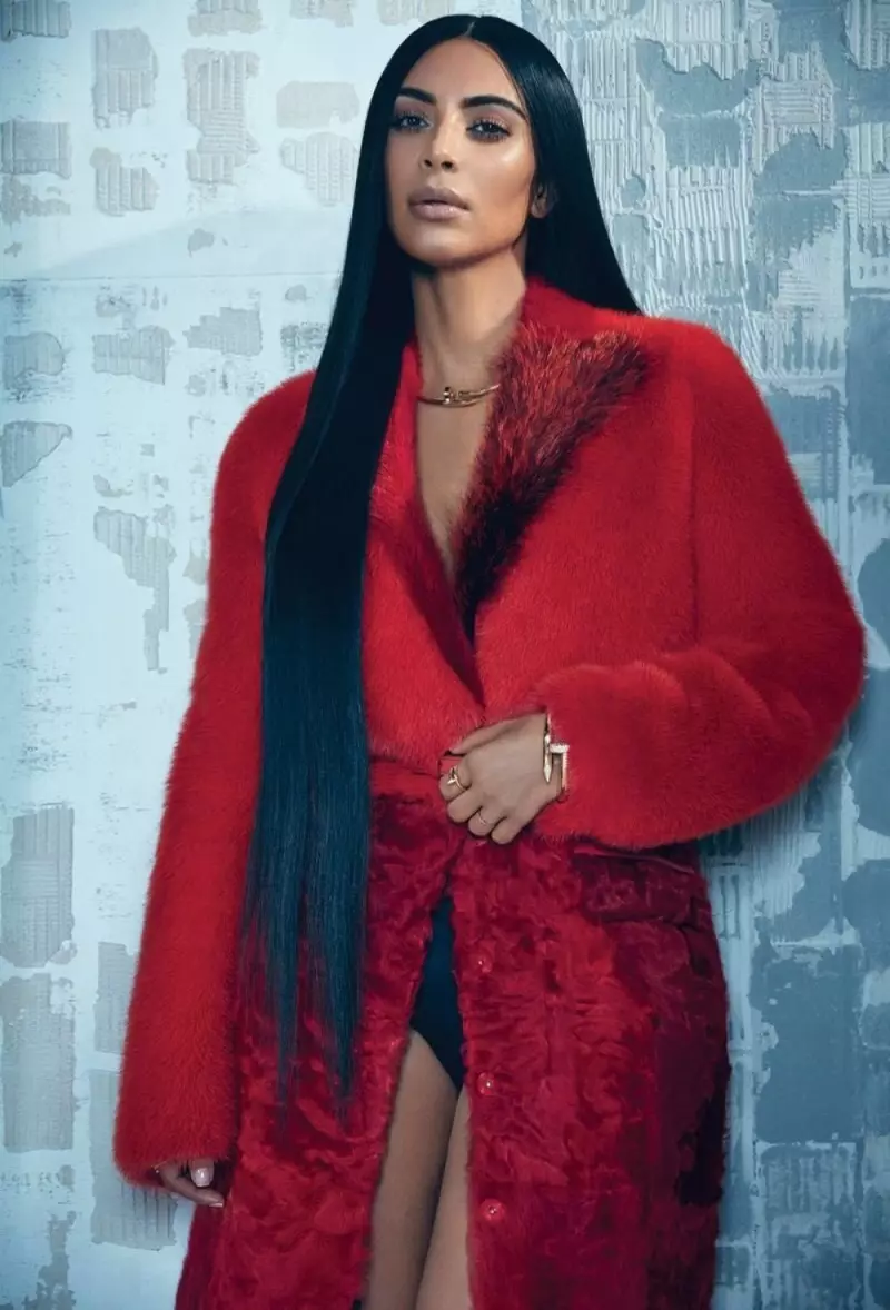 Kim Kardashian berpose dengan mantel bulu merah Givenchy