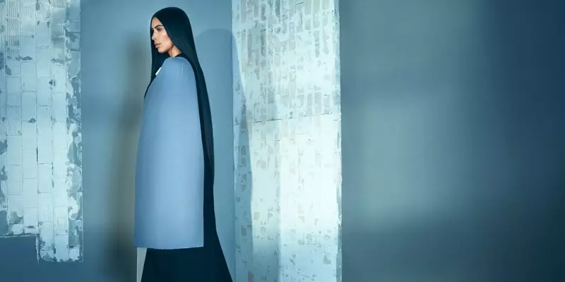 Kim Kardashian lägger sig i lager och poserar i Rick Owens kappa