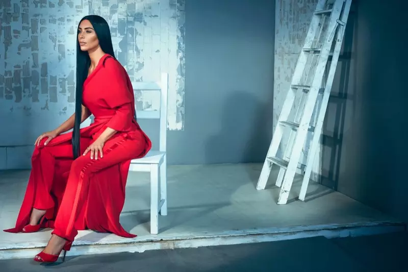 Nakasuot ng pula, si Kim Kardashian ay nagsusuot ng Givenchy na damit, pantalon at takong
