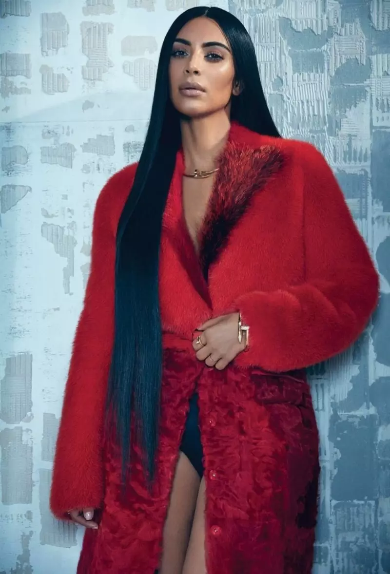 Kim Kardashian hnav zam Forward saib hauv T Magazine Singapore