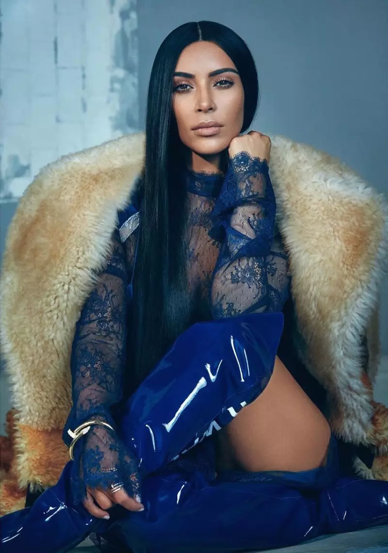 Kim Kardashian trägt Jacke, Kleid und Stiefel von Off-White