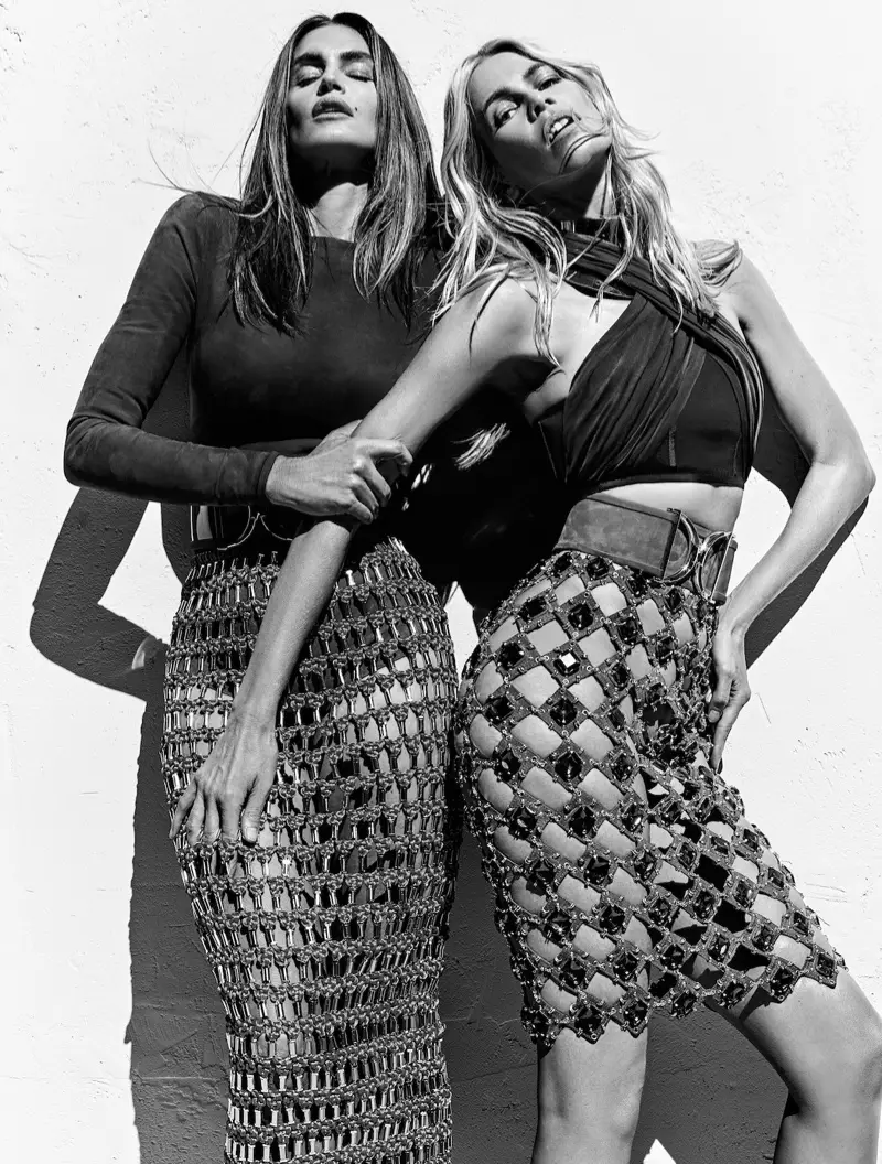 Supermodellen Cindy Crawford en Claudia Schiffer meitsje in pose foar Balmain's maitiidskampanje fan 2016