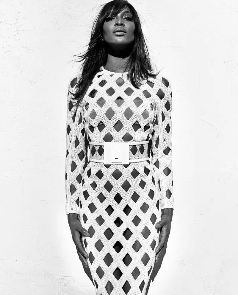 Naomi Campbell, Balmain'in ilkbahar 2016 kampanyasında beyaz bodycon elbise giyiyor.