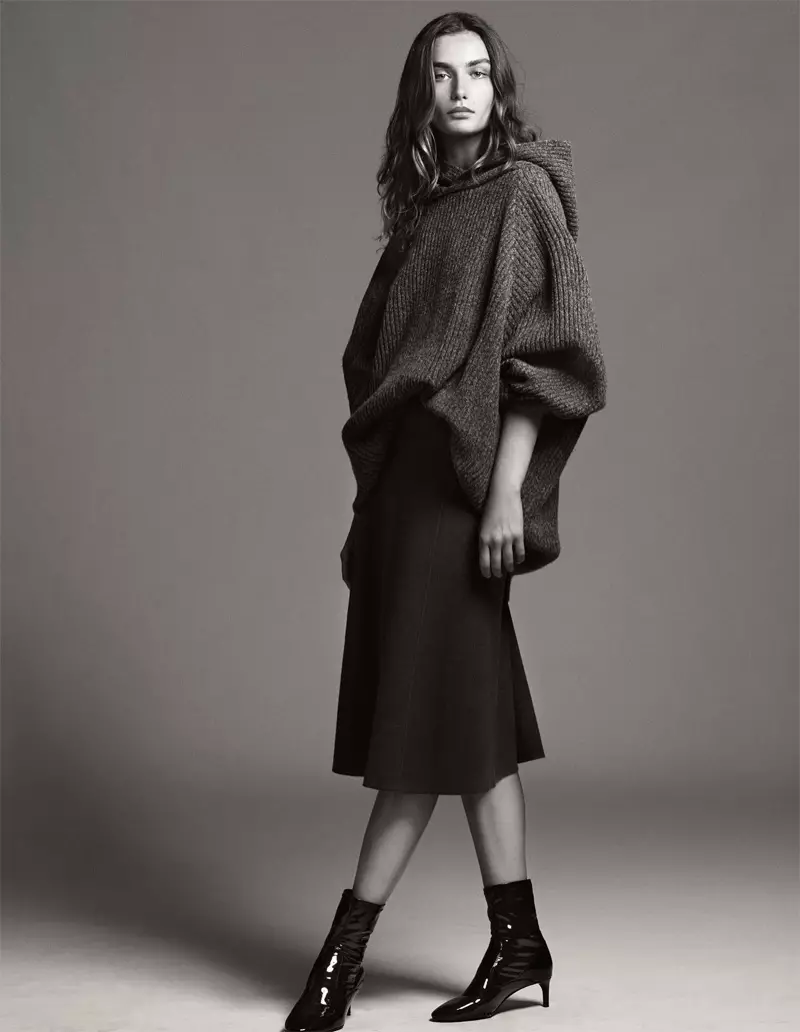 Moderi ya Andreea Diaconu Zara yarenze hejuru ya swater, kuboha midi skirt hamwe na bote yinkweto za faux