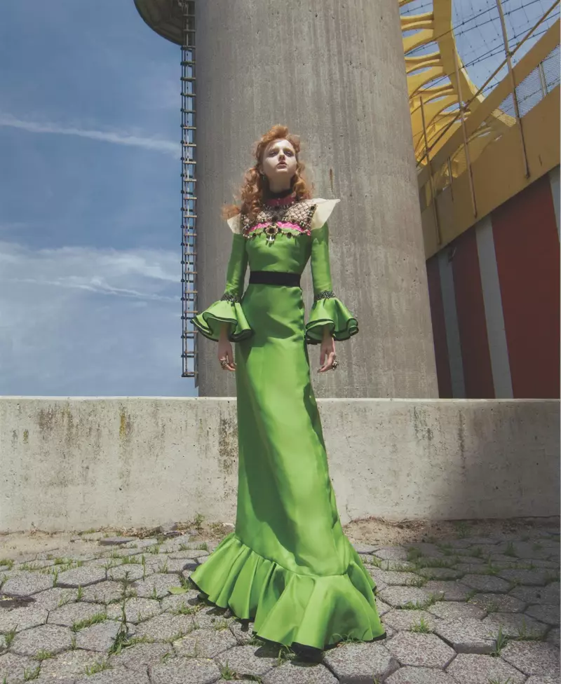 Die model dra 'n groen Gucci-rok met uitlopende moue en soomlyn