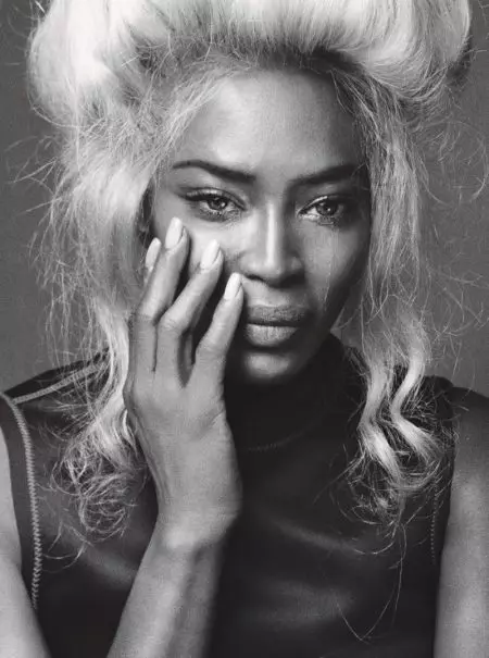 Naomi Campbell stuns yn dramatyske looks foar W Magazine