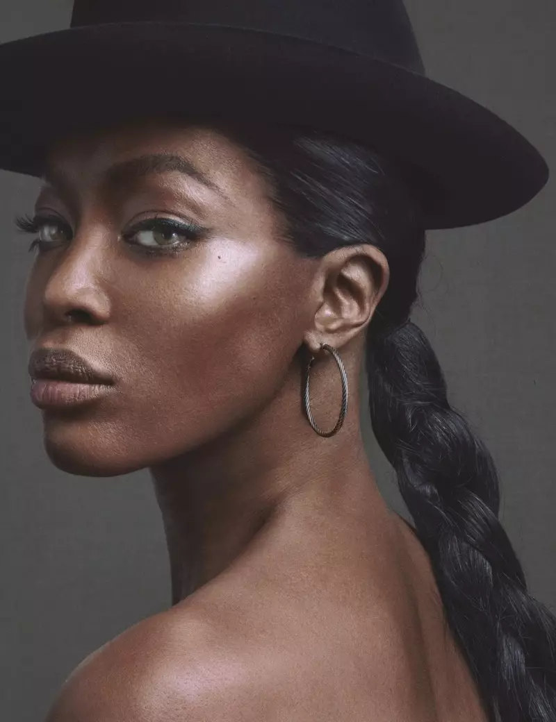 Per il suo primo piano, Naomi Campbell indossa un cappello Stetson e orecchini David Yurman