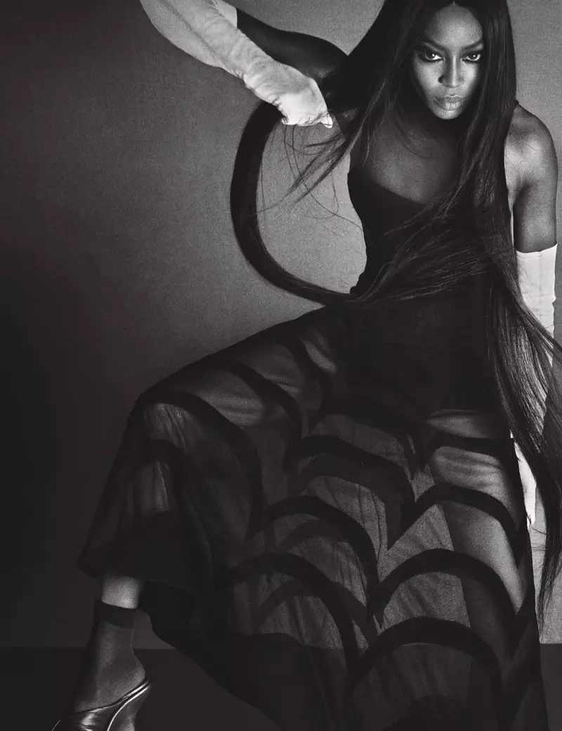 Naomi Campbell, prezentując agresywny wygląd, ma na sobie sukienkę Azzedine Alaïa, rękawiczki Gaspar i buty Balenciaga