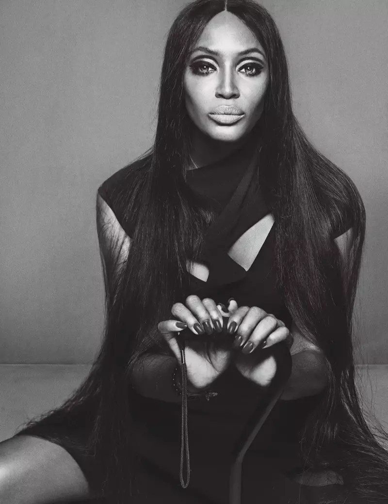 Służąc emocjom Naomi Campbell ma na sobie stanik i sukienkę Celine