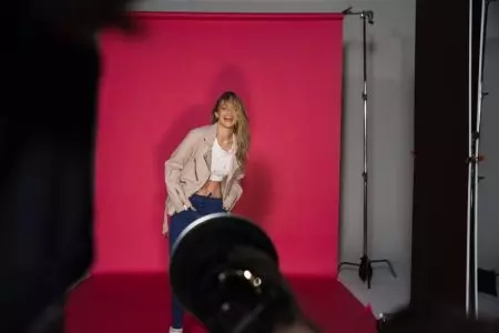 吉吉·哈迪德 (Gigi Hadid) 在 Reebok 的“Always Classic”運動鞋廣告中擺姿勢