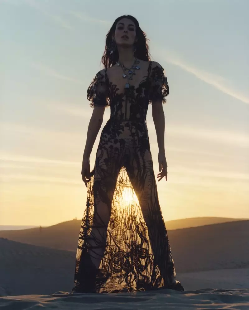 Alexander McQueen nyetel kampanye iklan musim semi 2017 ing gumuk pasir Afrika