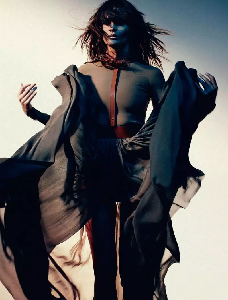 Helena Christensen don Harper's Bazaar Rasha Mayu 2011 na Luis Sanchis