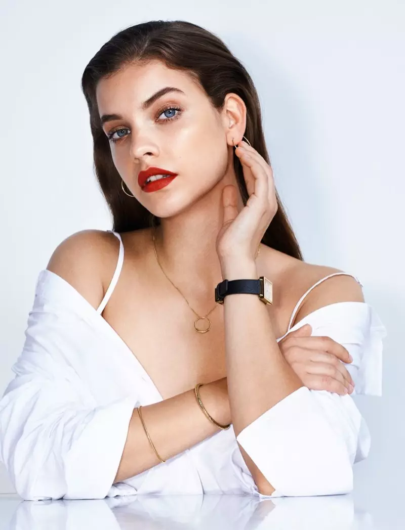 Barbara Palvin yi lipstick na-acha uhie uhie na mkpọsa oge opupu ihe ubi-okpomọkụ 2018 Pilgrim