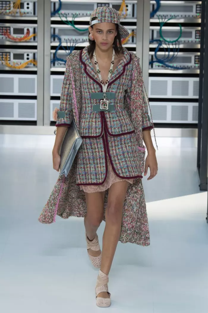 Chanel Spring 2017: Бинкс Уолтон вышла на подиум в твидовом пальто, пиджаке и юбке поверх кружева.